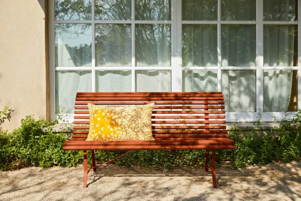 LOUISIANE_ORANGE_CONFITE_VISUELS25_EYGUIERES_ROMAIN_RICARD_1.jpgv1775156923 Fermob Louisiane tuinbank 150 cm Gingerbread